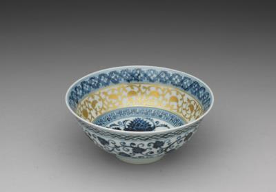 图片[2]-Bowl with lotus pond in overglaze gold decoration and curling leaves in underglaze blue, Ming dynasty, Yongle reign, 1403-1424-China Archive